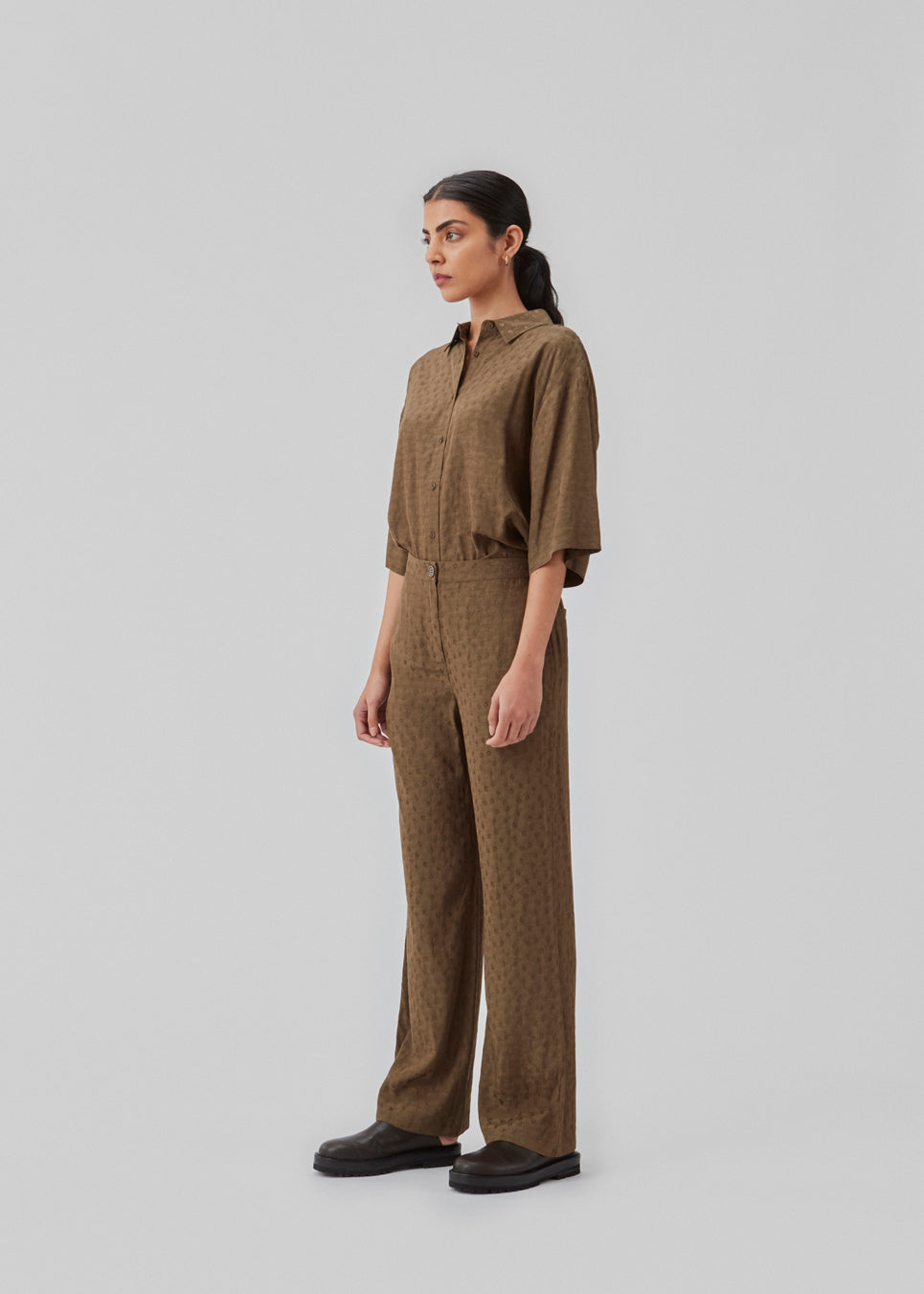 Bukser med brede ben i mønstret satin. CarmelMD pants har mellemhøj talje med lynlåsgylp og knap, samt elastik bagpå for ekstra komfort. Modellen er 177 cm og har en størrelse S/36 på.  Shop matchende skjorte: CarmelMD shirt, i samme farve.