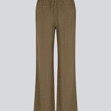 Bukser med brede ben i mønstret satin. CarmelMD pants har mellemhøj talje med lynlåsgylp og knap, samt elastik bagpå for ekstra komfort. Modellen er 177 cm og har en størrelse S/36 på.  Shop matchende skjorte: CarmelMD shirt, i samme farve.