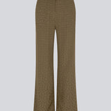Bukser med brede ben i mønstret satin. CarmelMD pants har mellemhøj talje med lynlåsgylp og knap, samt elastik bagpå for ekstra komfort. Modellen er 177 cm og har en størrelse S/36 på.  Shop matchende skjorte: CarmelMD shirt, i samme farve.
