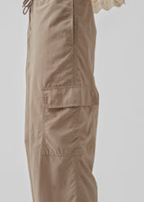 Cargo bukser i nylon med lige ben og påsatte lommer på benene. CarmoMD pants har justerbare snøre i taljen og i bunden.