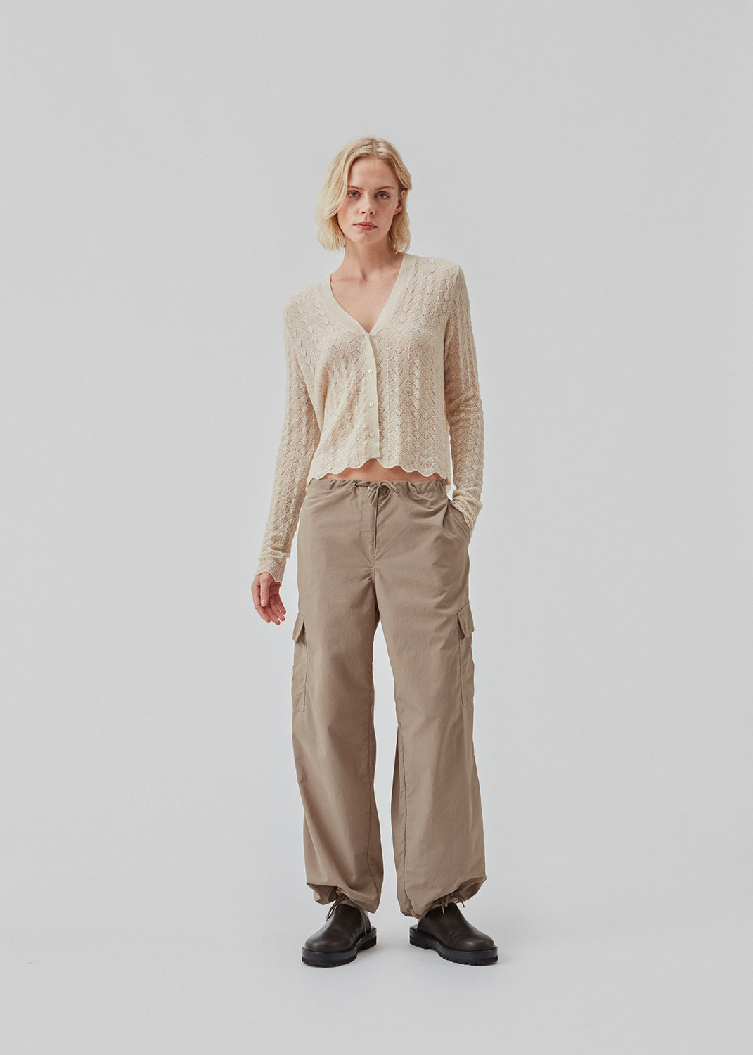 Cargo bukser i nylon med lige ben og påsatte lommer på benene. CarmoMD pants har justerbare snøre i taljen og i bunden.