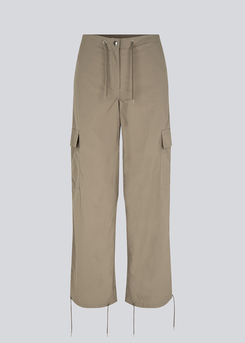 Cargo bukser i nylon med lige ben og påsatte lommer på benene. CarmoMD pants har justerbare snøre i taljen og i bunden.  Modellen er 177 cm og har en størrelse S/36 på.