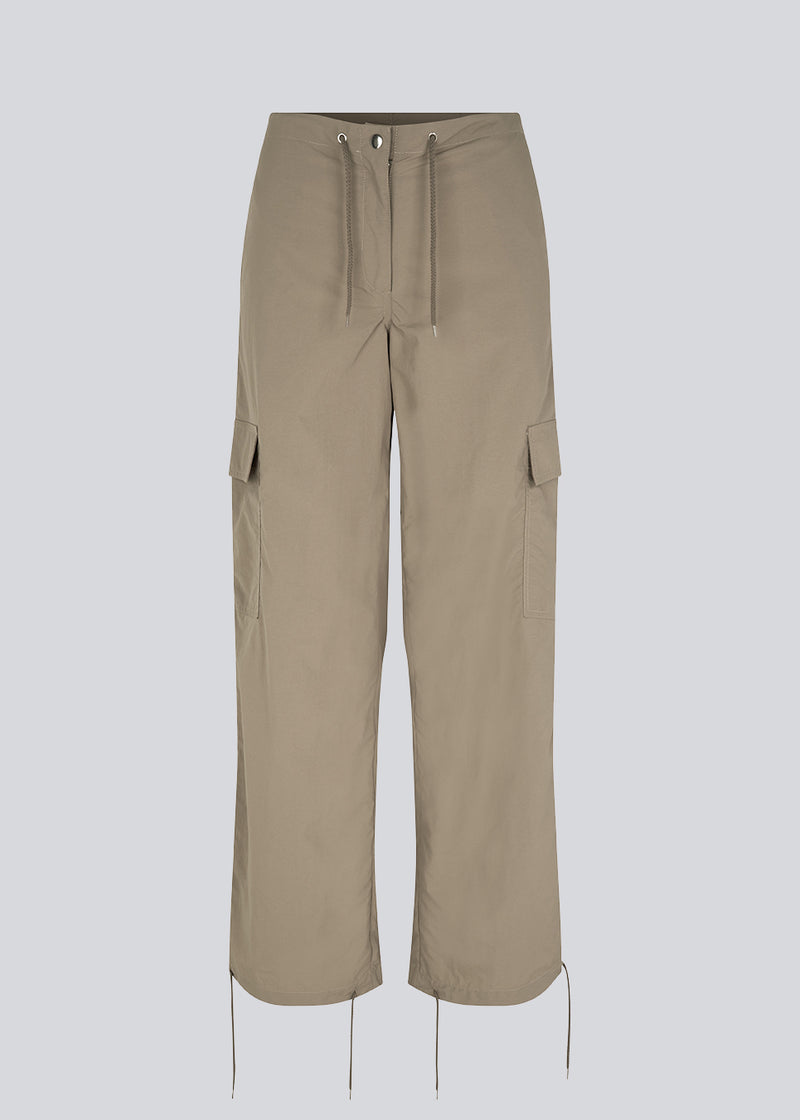 Cargo bukser i nylon med lige ben og påsatte lommer på benene. CarmoMD pants har justerbare snøre i taljen og i bunden.  Modellen er 177 cm og har en størrelse S/36 på.