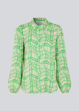 Skjorte med løs silhuet i EcoVero viskose. CarsenMD print shirt har lange pufærmer og en krave med flæsekant.  Modellen er 174 cm og har en størrelse S/36 på.
