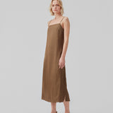 Slip in-kjole i satin med A-form og enkelt udtryk. CarwynMD dress har justerbare spaghetti-stropper og lige udskæring foran og bagpå. Modellen er 177 cm og har en størrelse S/36 på.