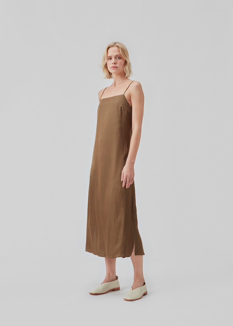 Slip in-kjole i satin med A-form og enkelt udtryk. CarwynMD dress har justerbare spaghetti-stropper og lige udskæring foran og bagpå. Modellen er 177 cm og har en størrelse S/36 på.