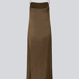Slip in-kjole i satin med A-form og enkelt udtryk. CarwynMD dress har justerbare spaghetti-stropper og lige udskæring foran og bagpå. Modellen er 177 cm og har en størrelse S/36 på.