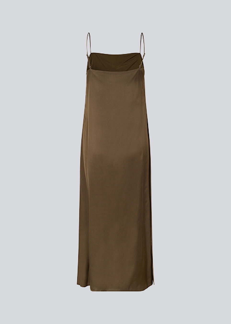 Slip in-kjole i satin med A-form og enkelt udtryk. CarwynMD dress har justerbare spaghetti-stropper og lige udskæring foran og bagpå. Modellen er 177 cm og har en størrelse S/36 på.