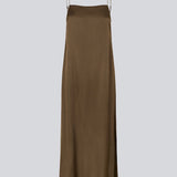 Slip in-kjole i satin med A-form og enkelt udtryk. CarwynMD dress har justerbare spaghetti-stropper og lige udskæring foran og bagpå. Modellen er 177 cm og har en størrelse S/36 på.