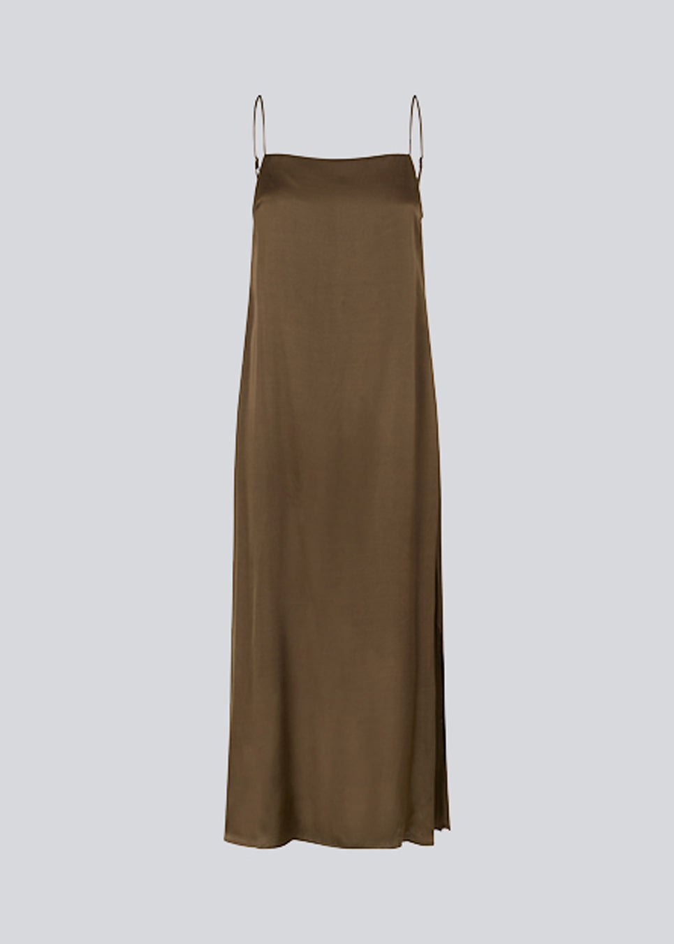 Slip in-kjole i satin med A-form og enkelt udtryk. CarwynMD dress har justerbare spaghetti-stropper og lige udskæring foran og bagpå. Modellen er 177 cm og har en størrelse S/36 på.