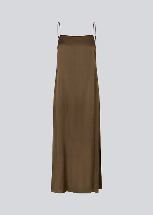 Slip in-kjole i satin med A-form og enkelt udtryk. CarwynMD dress har justerbare spaghetti-stropper og lige udskæring foran og bagpå. Modellen er 177 cm og har en størrelse S/36 på.