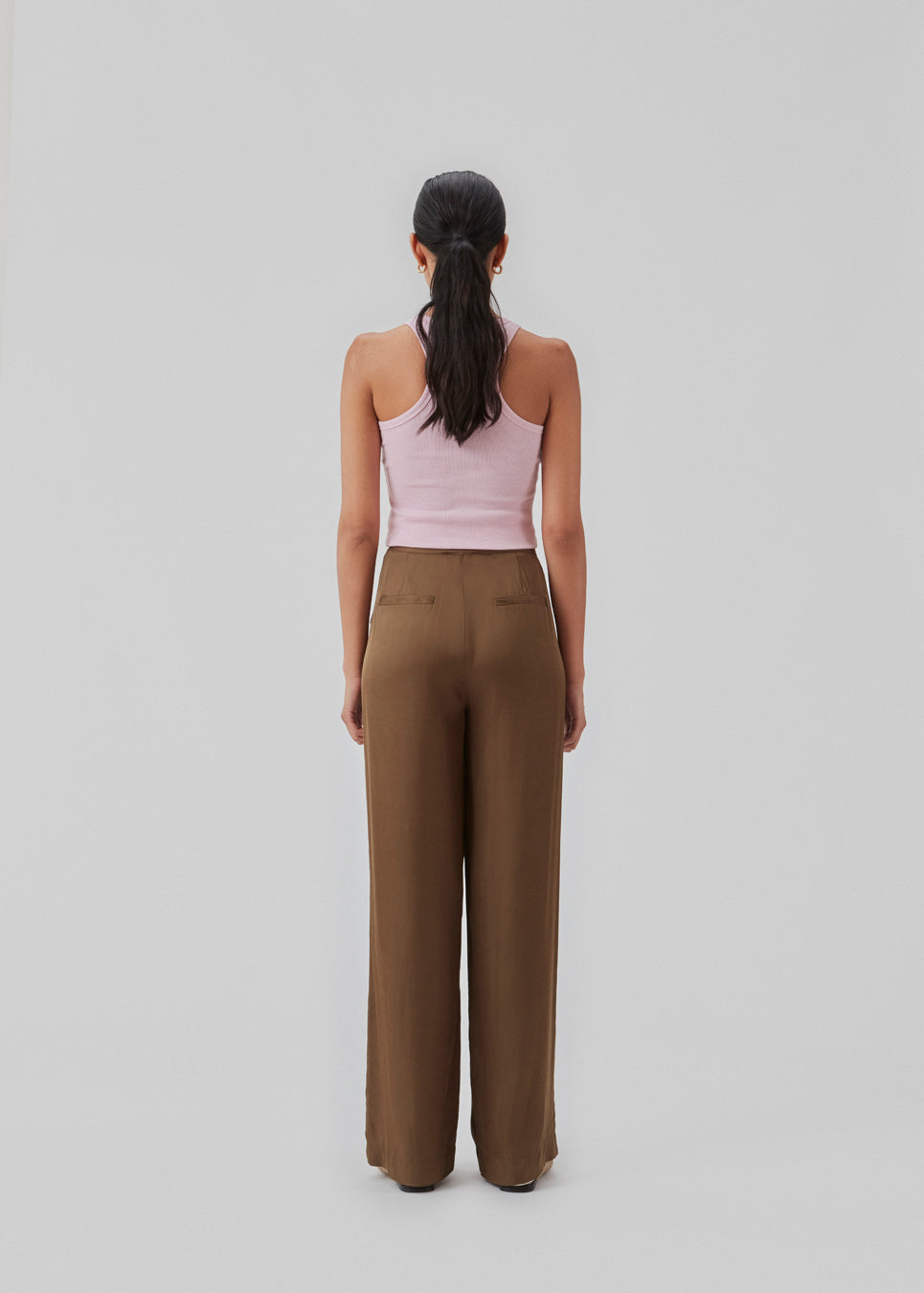 Bukser i satin med klassisk udtryk. CarwynMD pants har brede ben, plisseringer foran og skjult lukning med lynlåsgylp og hægte.  Modellen er 174 cm og har en størrelse S/36 på.