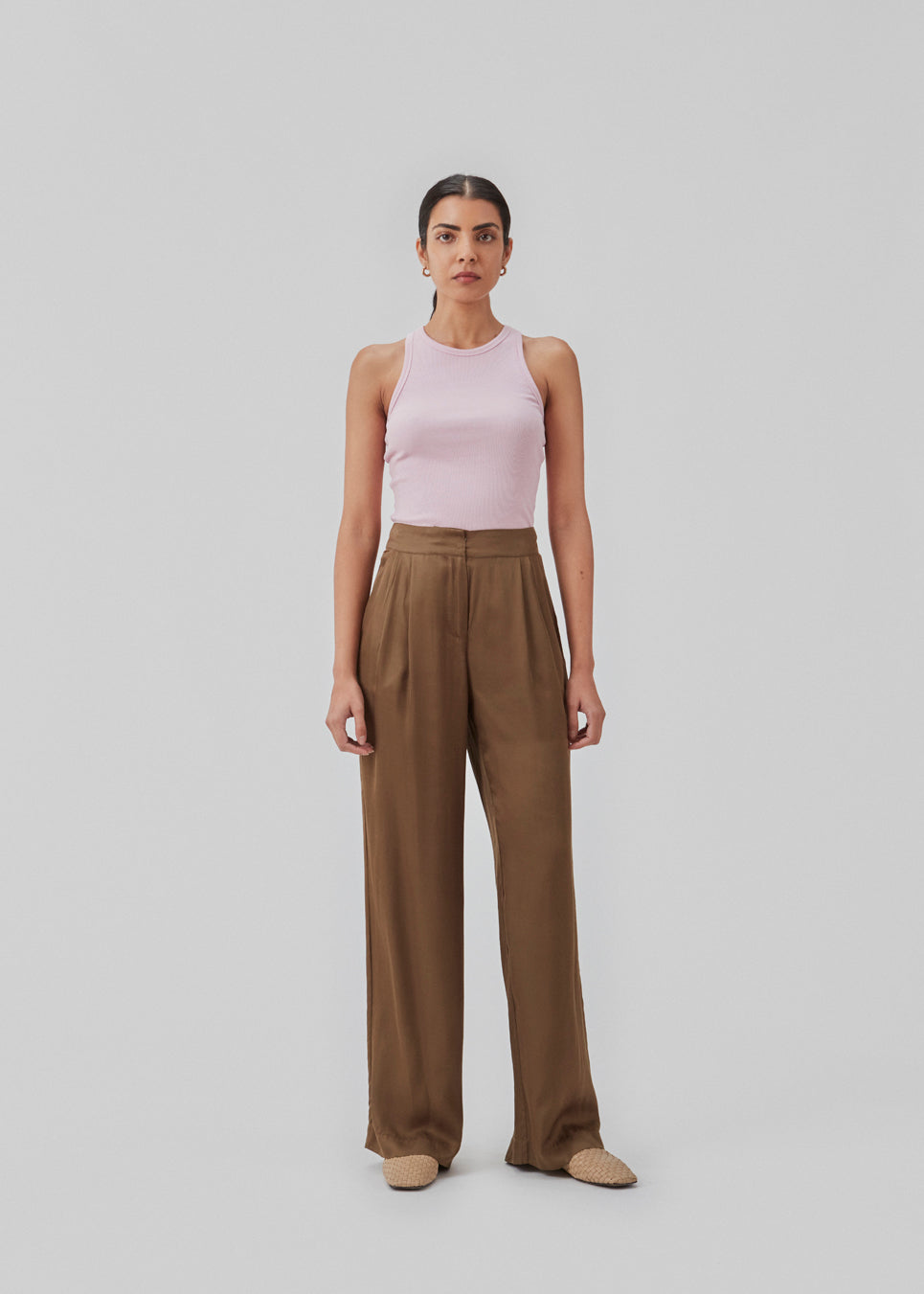 Bukser i satin med klassisk udtryk. CarwynMD pants har brede ben, plisseringer foran og skjult lukning med lynlåsgylp og hægte.  Modellen er 174 cm og har en størrelse S/36 på.
