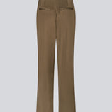 Bukser i satin med klassisk udtryk. CarwynMD pants har brede ben, plisseringer foran og skjult lukning med lynlåsgylp og hægte.  Modellen er 174 cm og har en størrelse S/36 på.