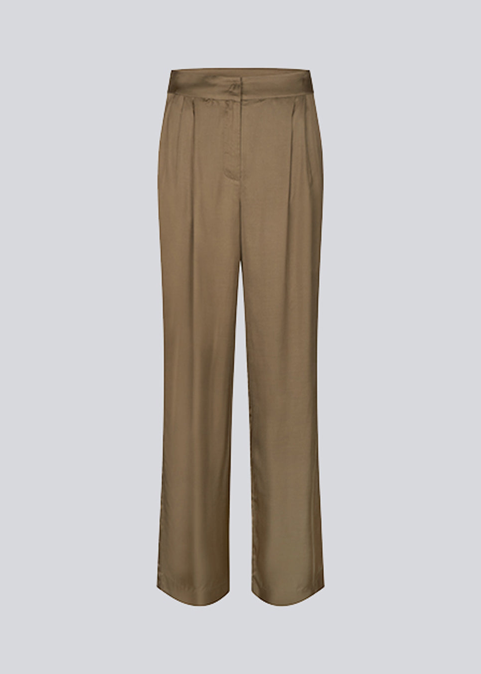 Bukser i satin med klassisk udtryk. CarwynMD pants har brede ben, plisseringer foran og skjult lukning med lynlåsgylp og hægte.  Modellen er 174 cm og har en størrelse S/36 på.