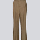 Bukser i satin med klassisk udtryk. CarwynMD pants har brede ben, plisseringer foran og skjult lukning med lynlåsgylp og hægte.  Modellen er 174 cm og har en størrelse S/36 på.