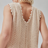 Hæklet top i beige uden ærmer i økologisk bomuld. CaryMD top har detaljerede kanter og en dyb v-udskæring på ryggen. Modellen er 177 cm og har en størrelse S/36 på.