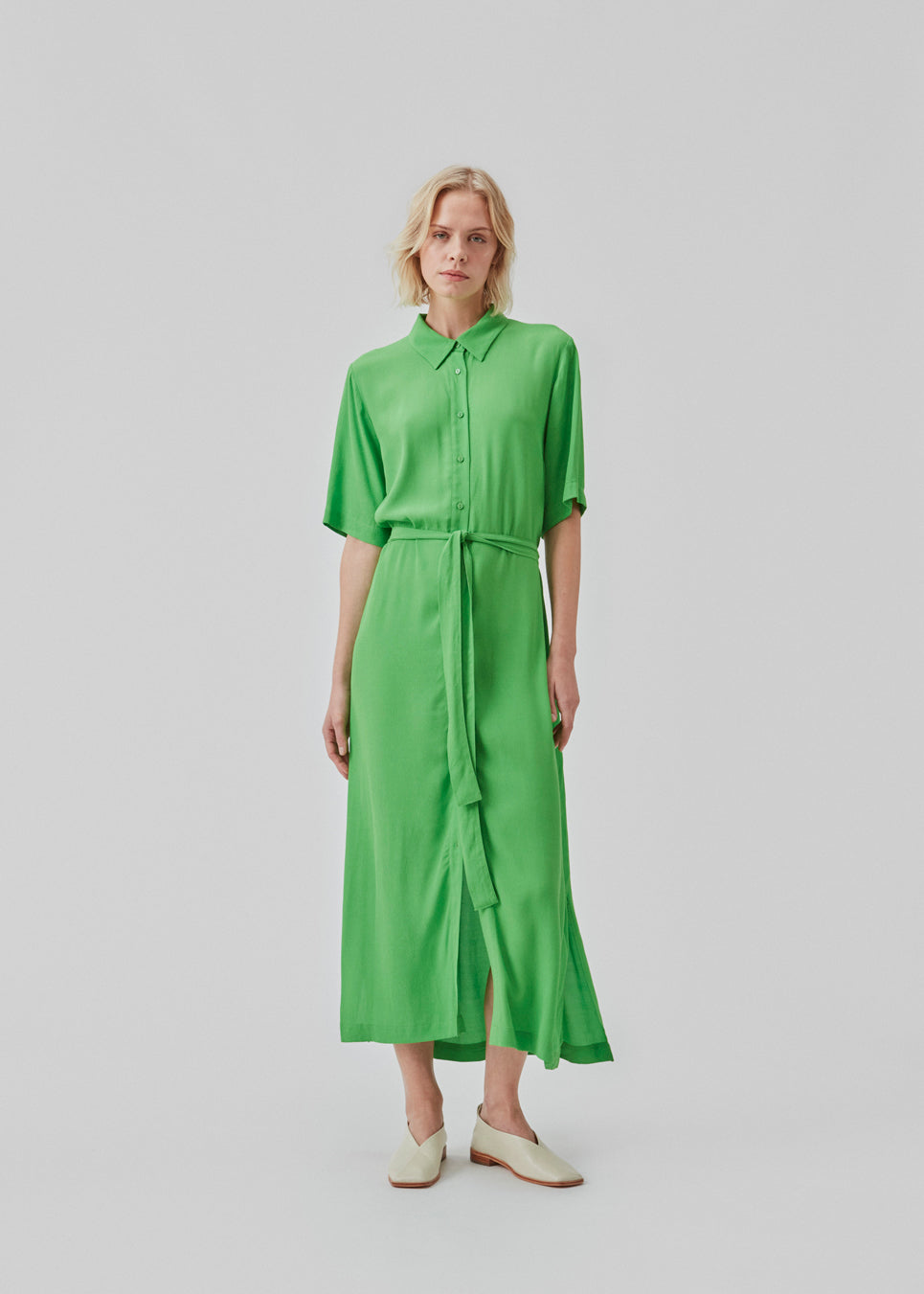 Lang skjortekjole med korte, brede ærmer, krave, knaplukning fortil og bindebælte i taljen. CashMD long dress er fremstillet i en EcoVero viskose.  Modellen er 174 cm og har en størrelse S/36 på.