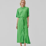 Lang skjortekjole med korte, brede ærmer, krave, knaplukning fortil og bindebælte i taljen. CashMD long dress er fremstillet i en EcoVero viskose.  Modellen er 174 cm og har en størrelse S/36 på.