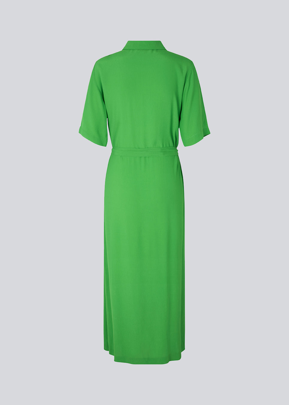 Lang skjortekjole med korte, brede ærmer, krave, knaplukning fortil og bindebælte i taljen. CashMD long dress er fremstillet i en EcoVero viskose.  Modellen er 174 cm og har en størrelse S/36 på.