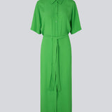 Lang skjortekjole med korte, brede ærmer, krave, knaplukning fortil og bindebælte i taljen. CashMD long dress er fremstillet i en EcoVero viskose.  Modellen er 174 cm og har en størrelse S/36 på.