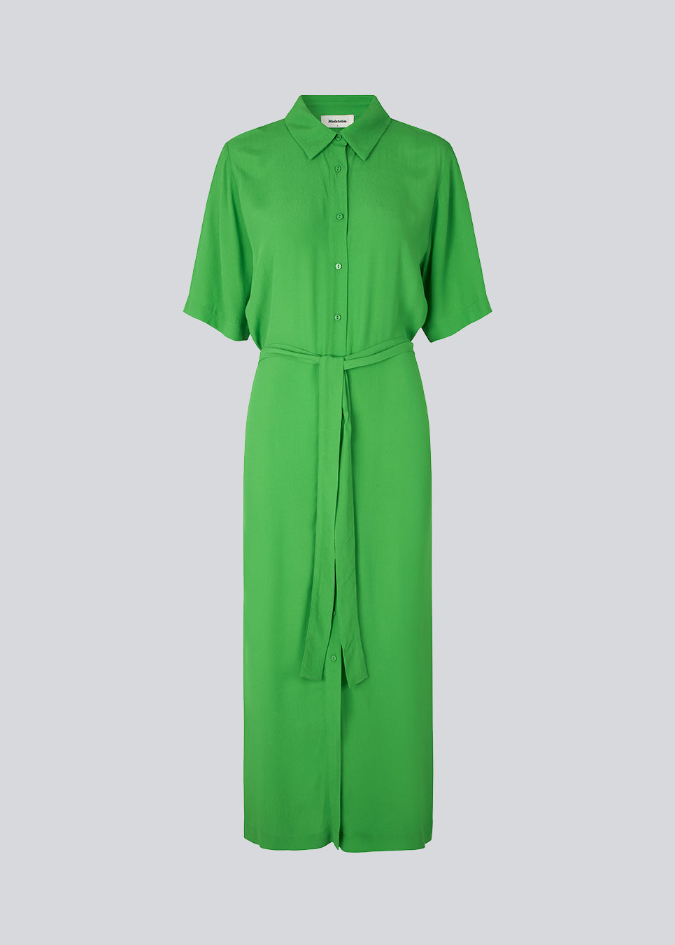 Lang skjortekjole med korte, brede ærmer, krave, knaplukning fortil og bindebælte i taljen. CashMD long dress er fremstillet i en EcoVero viskose.  Modellen er 174 cm og har en størrelse S/36 på.