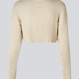 Ribstrikket kort cardigan i beige i blød kvalitet. CateMD cardigan har en afslappet pasform med lav skuldersøm og lange ærmer. Tætsiddende over skuldrene med et lige snit fra brystet og ned.