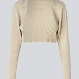 Ribstrikket kort cardigan i beige i blød kvalitet. CateMD cardigan har en afslappet pasform med lav skuldersøm og lange ærmer. Tætsiddende over skuldrene med et lige snit fra brystet og ned.