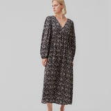 Lang kjole med pufærmer med elastik, v-udskæring foran og bagpå og elastisk detalje i taljen. CelineMD print dress er syet i en EcoVero viskose med blomsterprint.