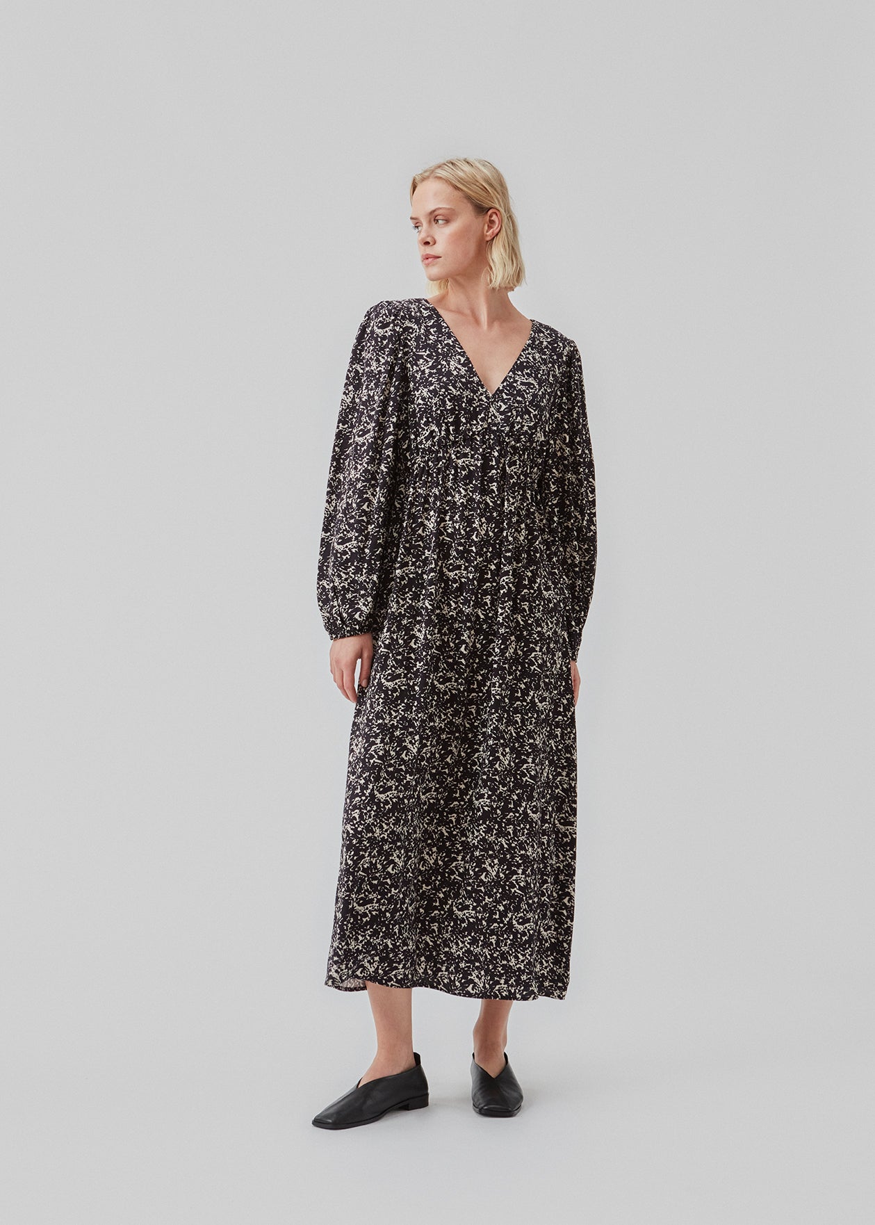 Lang kjole med pufærmer med elastik, v-udskæring foran og bagpå og elastisk detalje i taljen. CelineMD print dress er syet i en EcoVero viskose med blomsterprint.