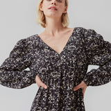 Lang kjole med pufærmer med elastik, v-udskæring foran og bagpå og elastisk detalje i taljen. CelineMD print dress er syet i en EcoVero viskose med blomsterprint.