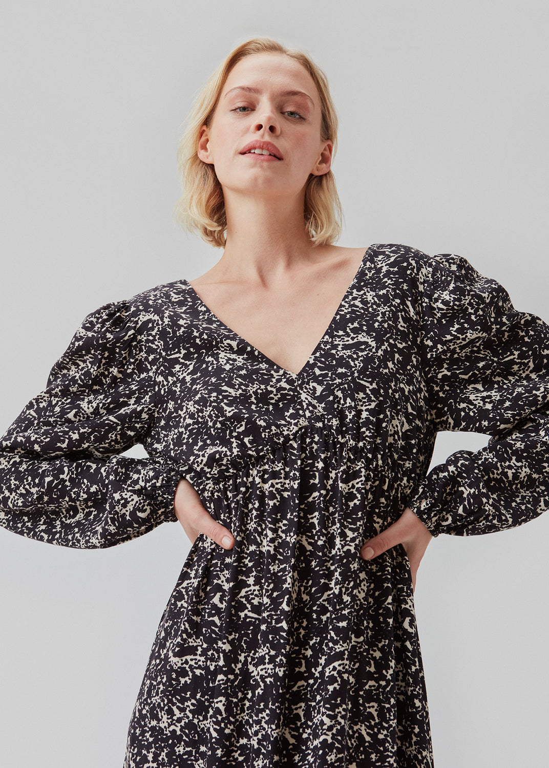 Lang kjole med pufærmer med elastik, v-udskæring foran og bagpå og elastisk detalje i taljen. CelineMD print dress er syet i en EcoVero viskose med blomsterprint.