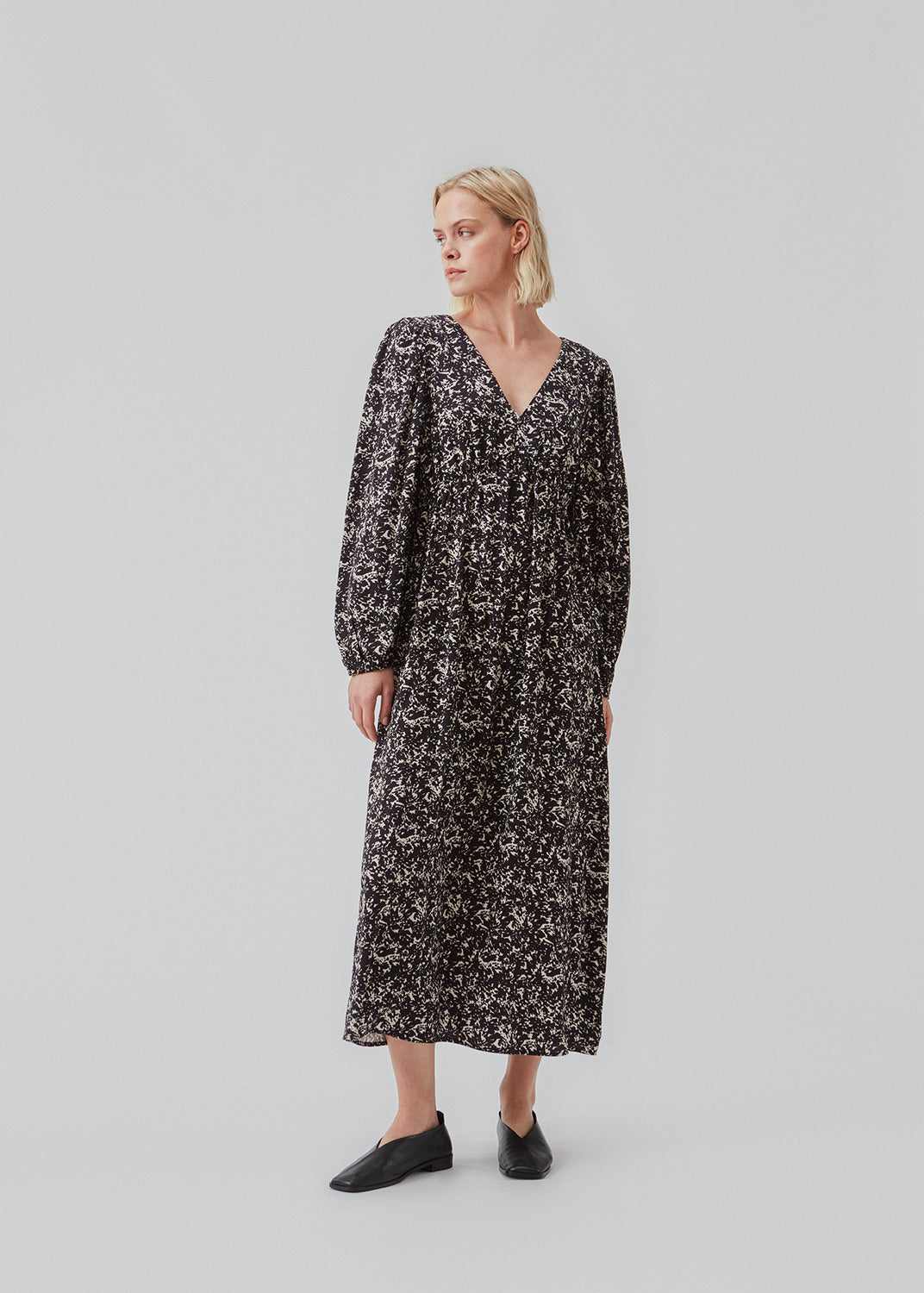 Lang kjole med pufærmer med elastik, v-udskæring foran og bagpå og elastisk detalje i taljen. CelineMD print dress er syet i en EcoVero viskose med blomsterprint.