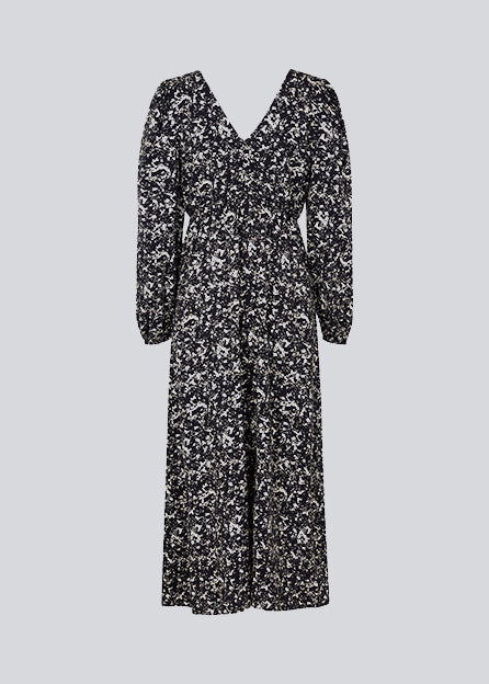 Lang kjole med pufærmer med elastik, v-udskæring foran og bagpå og elastisk detalje i taljen. CelineMD print dress er syet i en EcoVero viskose med blomsterprint.