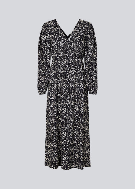 Lang kjole med pufærmer med elastik, v-udskæring foran og bagpå og elastisk detalje i taljen. CelineMD print dress er syet i en EcoVero viskose med blomsterprint.