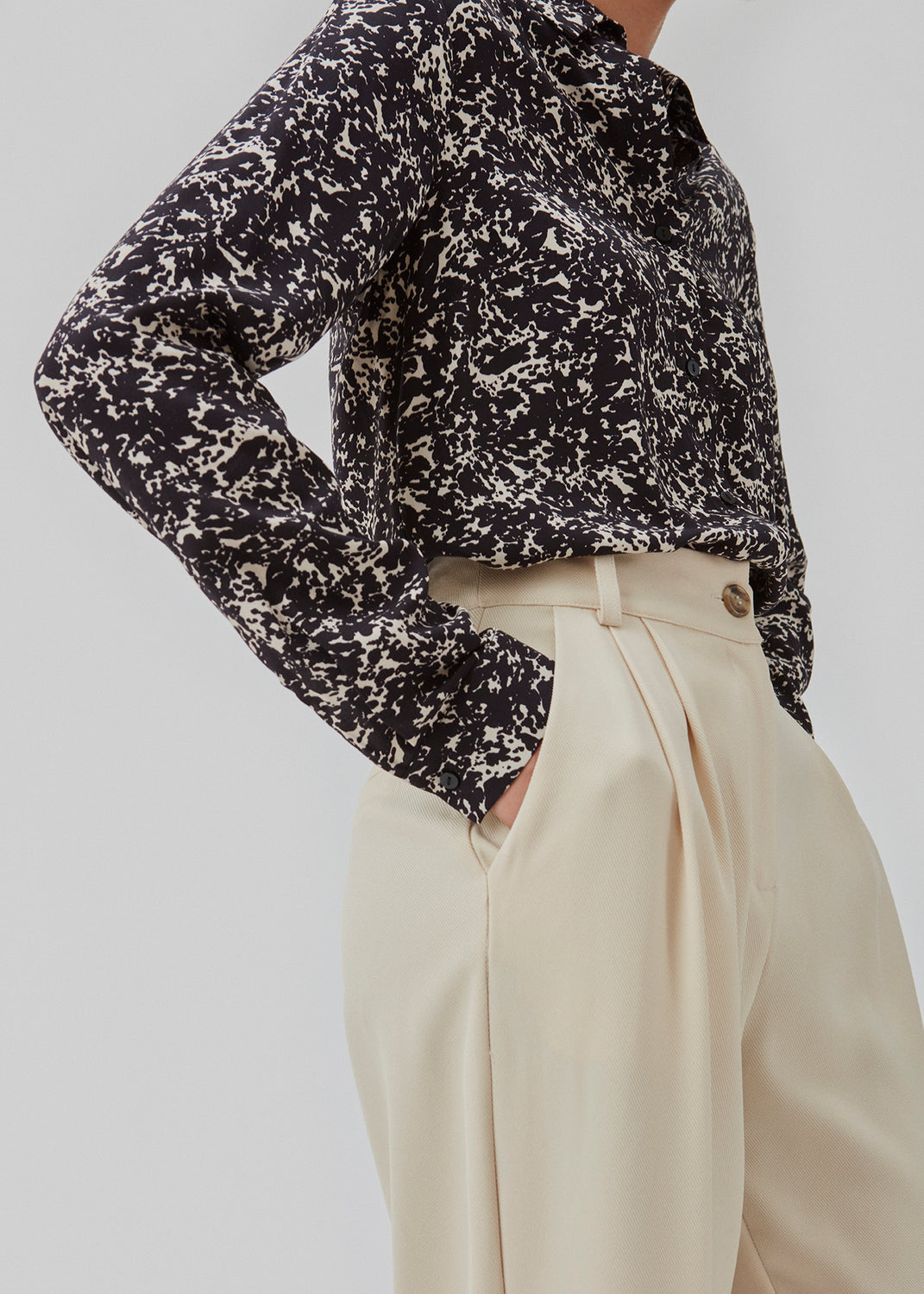 Løs skjorte med en afslappet pasform i materiale af EcoVero viskose med blomsterprint. CelineMD print shirt krave, lange ærmer med machet og lukkes med knapper.