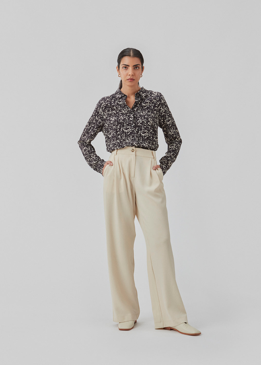 Løs skjorte med en afslappet pasform i materiale af EcoVero viskose med blomsterprint. CelineMD print shirt krave, lange ærmer med machet og lukkes med knapper.Løs skjorte med en afslappet pasform i materiale af EcoVero viskose med blomsterprint. CelineMD print shirt krave, lange ærmer med machet og lukkes med knapper.