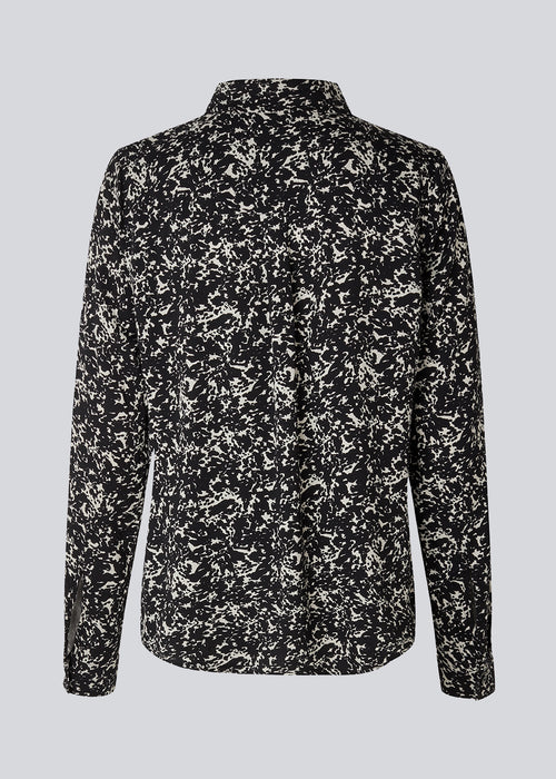 Løs skjorte med en afslappet pasform i materiale af EcoVero viskose med blomsterprint. CelineMD print shirt krave, lange ærmer med machet og lukkes med knapper.  Modellen er 177 cm og har en størrelse S/36 på.