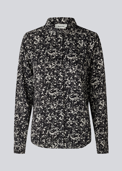 Løs skjorte med en afslappet pasform i materiale af EcoVero viskose med blomsterprint. CelineMD print shirt krave, lange ærmer med machet og lukkes med knapper.  Modellen er 177 cm og har en størrelse S/36 på.