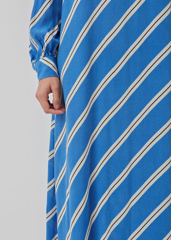 Afslappet, lang skjortekjole med krave, knapper foran foroven og lange pufærmer. CenniMD print dress er i en EcoVero viskose kvalitet med diagonale striber.