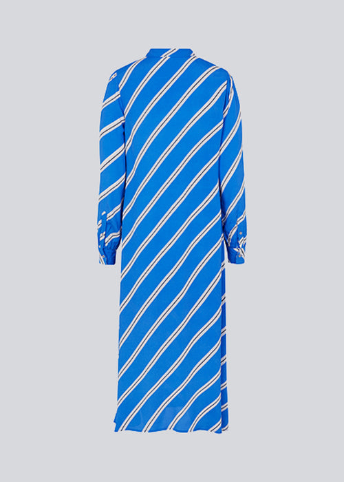 Afslappet, lang skjortekjole med krave, knapper foran foroven og lange pufærmer. CenniMD print dress er i en EcoVero viskose kvalitet med diagonale striber.  Modellen er 177 cm og har en størrelse S/36 på.