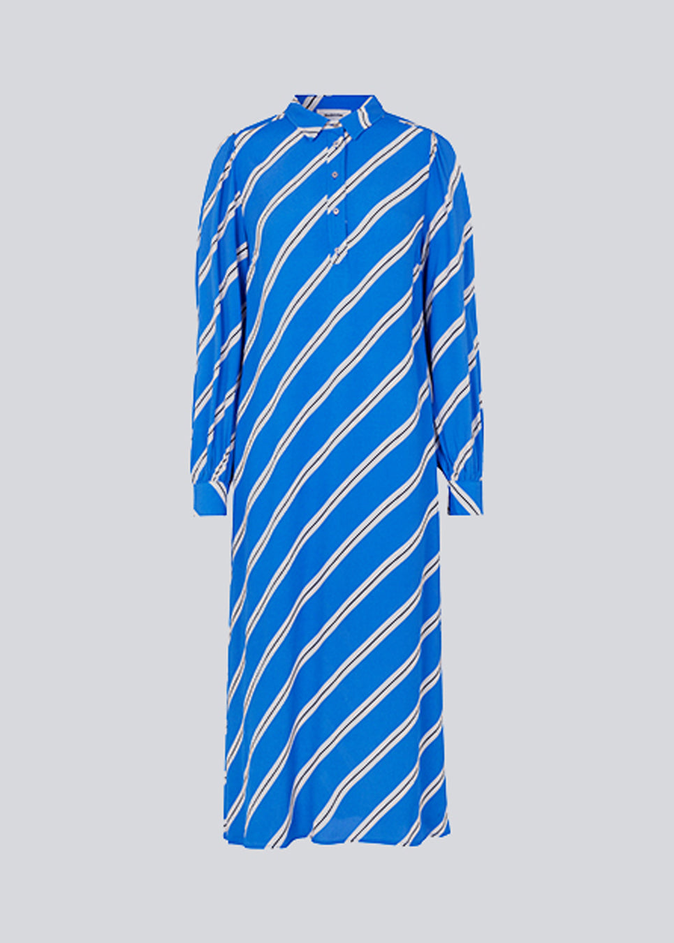 Afslappet, lang skjortekjole med krave, knapper foran foroven og lange pufærmer. CenniMD print dress er i en EcoVero viskose kvalitet med diagonale striber.  Modellen er 177 cm og har en størrelse S/36 på.