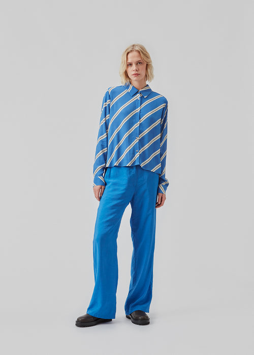 Afslappet skjorte med løs pasform og klassiske skjortedetaljer. CenniMD print shirt er fremstillet i en kvalitet af EcoVero viskose med diagonale striber.  Match med CenniMD print pants for at fuldende looket.