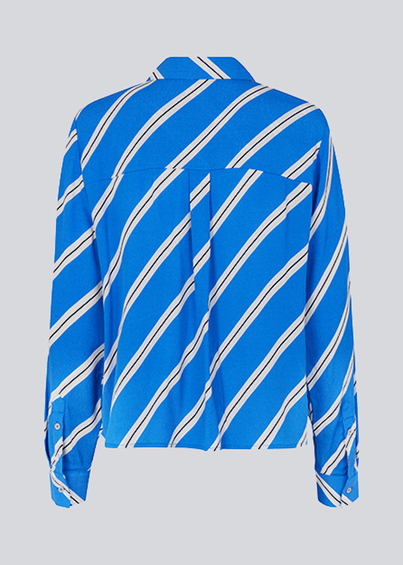 Afslappet skjorte med løs pasform og klassiske skjortedetaljer. CenniMD print shirt er fremstillet i en kvalitet af EcoVero viskose med diagonale striber. Modellen er 177 cm og har en størrelse S/36 på.  Match med CenniMD print pants for at fuldende looket.