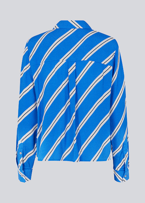 Afslappet skjorte med løs pasform og klassiske skjortedetaljer. CenniMD print shirt er fremstillet i en kvalitet af EcoVero viskose med diagonale striber. Modellen er 177 cm og har en størrelse S/36 på.  Match med CenniMD print pants for at fuldende looket.