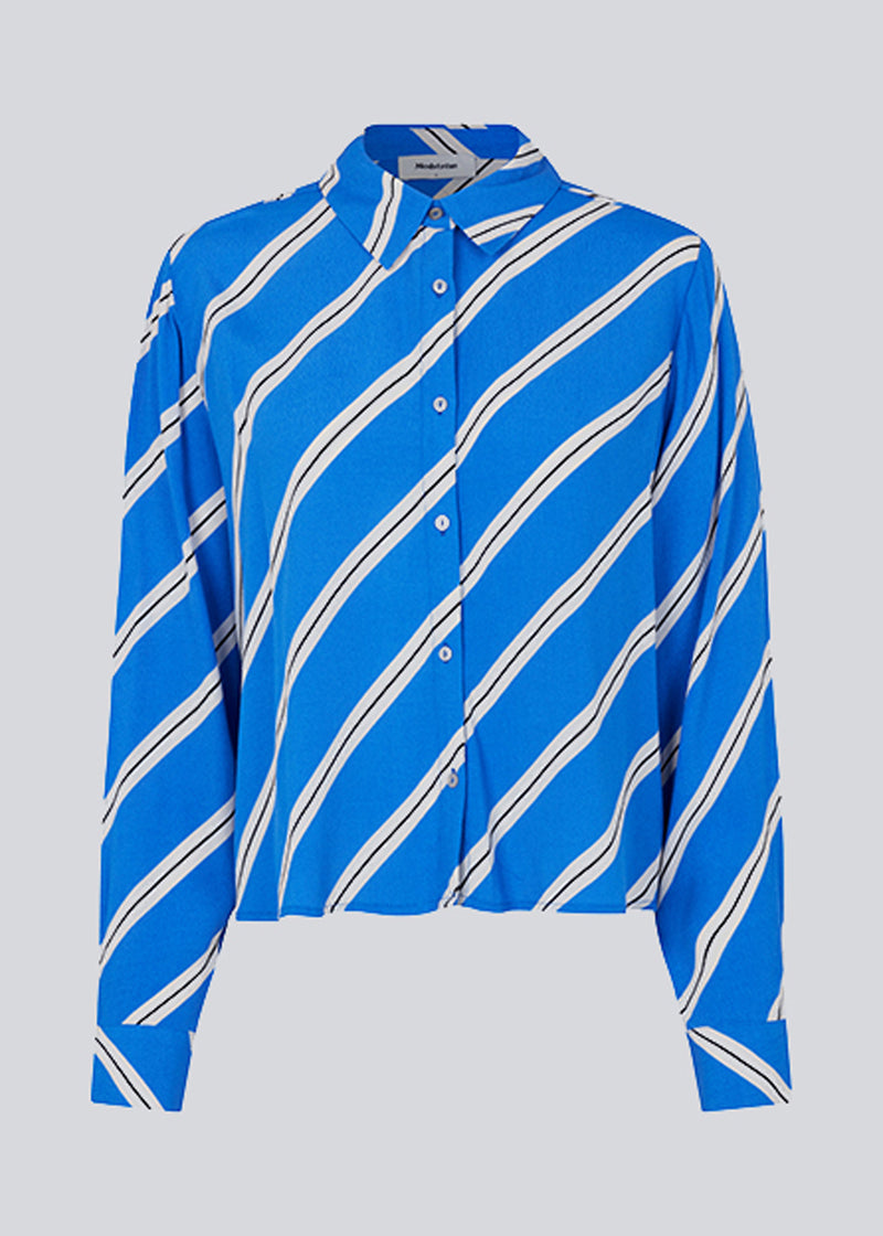 Afslappet skjorte med løs pasform og klassiske skjortedetaljer. CenniMD print shirt er fremstillet i en kvalitet af EcoVero viskose med diagonale striber. Modellen er 177 cm og har en størrelse S/36 på.  Match med CenniMD print pants for at fuldende looket.