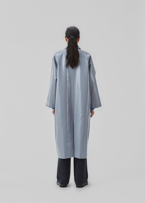 Frakke med oversize fit i skinnende materiale. CharlesMD coat har krave, trykknapper, lommer og lange brede ærmer.