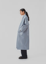 Frakke med oversize fit i skinnende materiale. CharlesMD coat har krave, trykknapper, lommer og lange brede ærmer.
