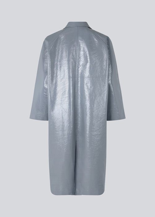 Frakke med oversize fit i skinnende materiale. CharlesMD coat har krave, trykknapper, lommer og lange brede ærmer.  Modellen er 177 cm og har en størrelse S/36 på.
