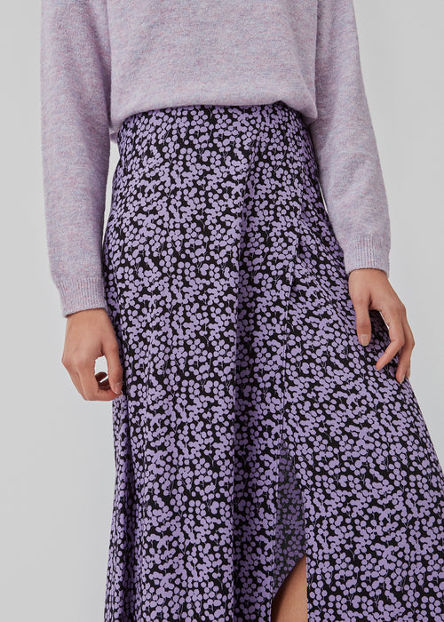 Midi nederdel med løs pasform og slids i siden. ChesliMD print skirt har betrukket elastik i taljen for komfort.